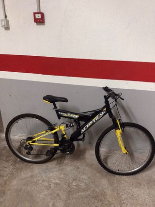 Bicicleta infantil negra y amarilla