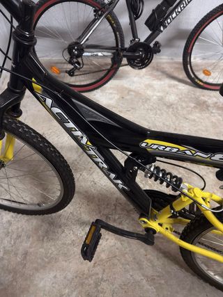 Bicicleta infantil negra y amarilla