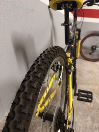 Bicicleta infantil negra y amarilla