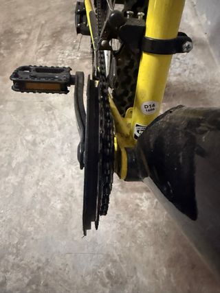 Bicicleta infantil negra y amarilla