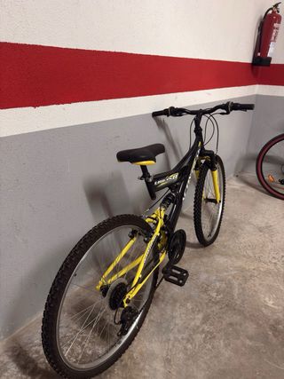 Bicicleta infantil negra y amarilla