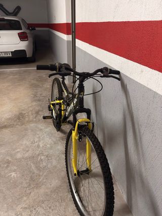 Bicicleta infantil negra y amarilla