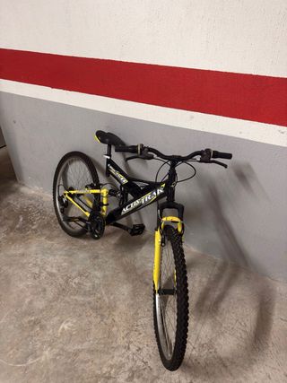 Bicicleta infantil negra y amarilla