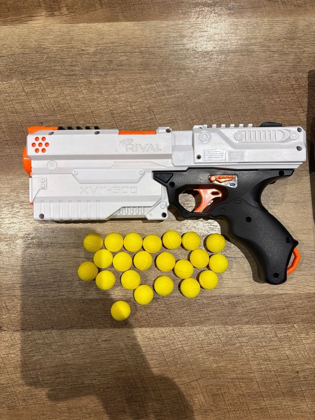 Pistola Nerf Rival con Bolas Amarillas