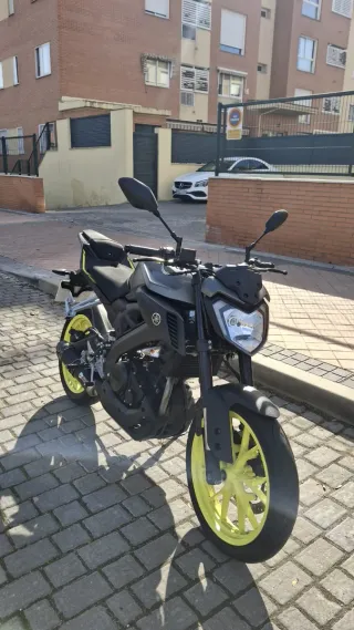 Mt125 2018, amarilla y negra