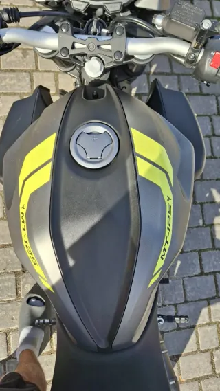 Mt125 2018, amarilla y negra