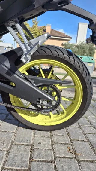 Mt125 2018, amarilla y negra