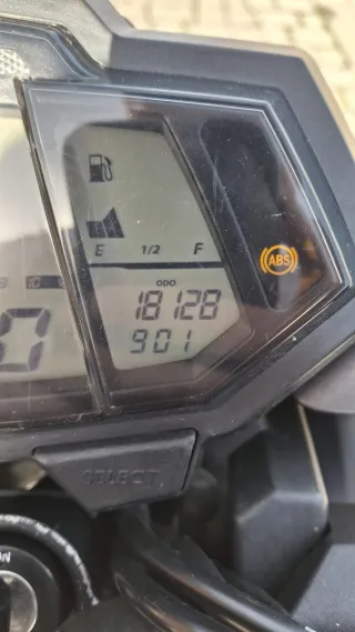 Mt125 2018, amarilla y negra