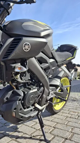 Mt125 2018, amarilla y negra