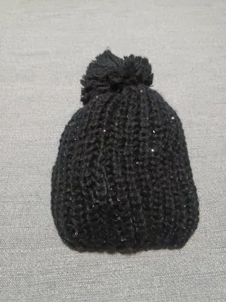 Gorro lana negro pompón brillantitos