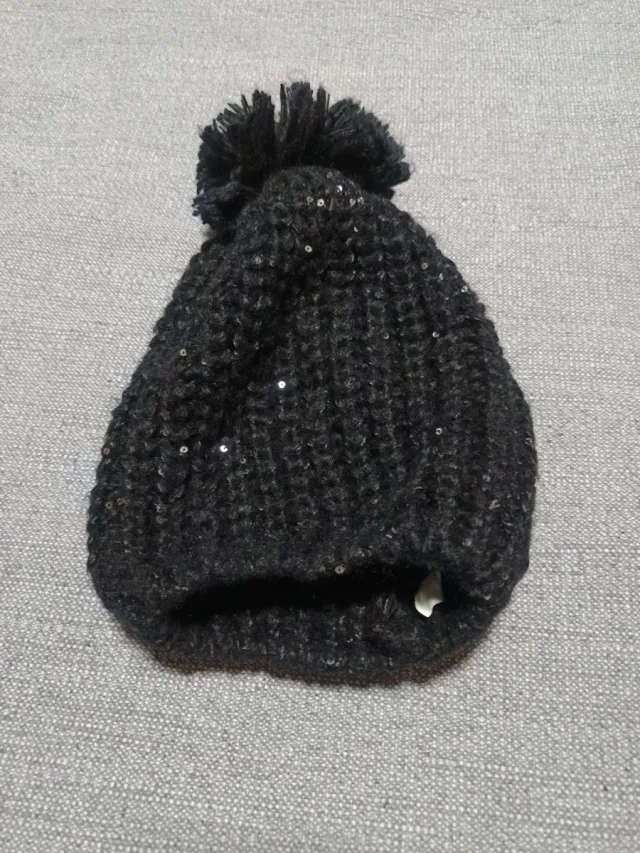 Gorro lana negro pompón brillantitos