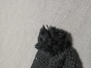 Gorro lana negro pompón brillantitos