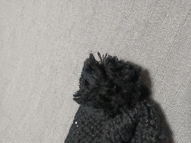 Gorro lana negro pompón brillantitos