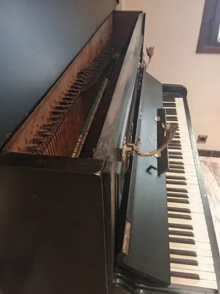 Piano vertical negro lacado