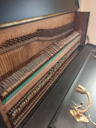 Piano vertical negro lacado