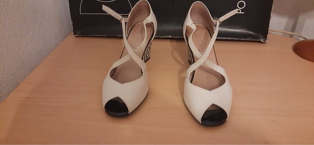 Zapatos de piel blancos y negros talla 38