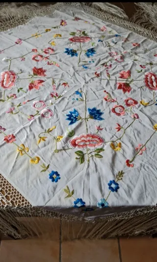 Manton de Manila blanco roto bordado