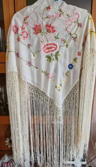 Manton de Manila blanco roto bordado