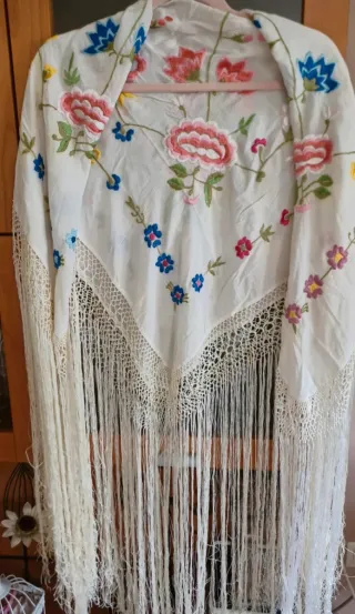 Manton de Manila blanco roto bordado