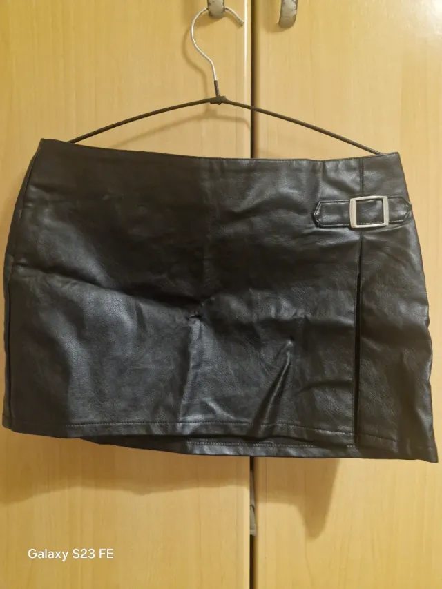 Mini falda polipiel negra