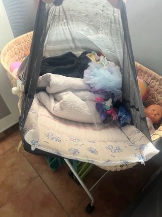 Cuna y Lote de bebés, muñecas y peluches