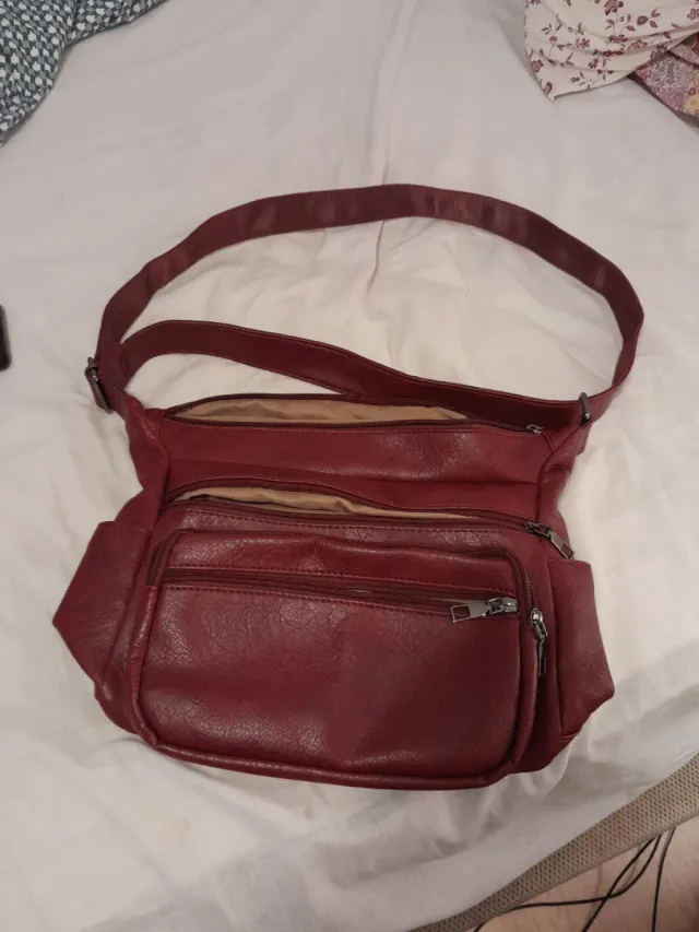 Bolso de hombros rojo