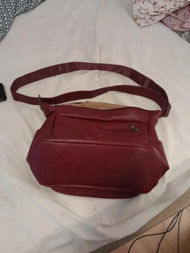 Bolso de hombros rojo