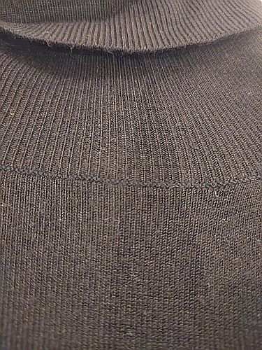 Vestido negro cuello alto