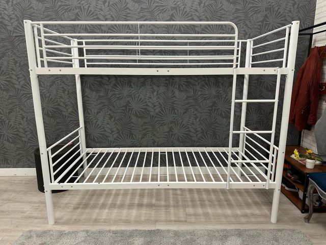 Litera metálica blanca