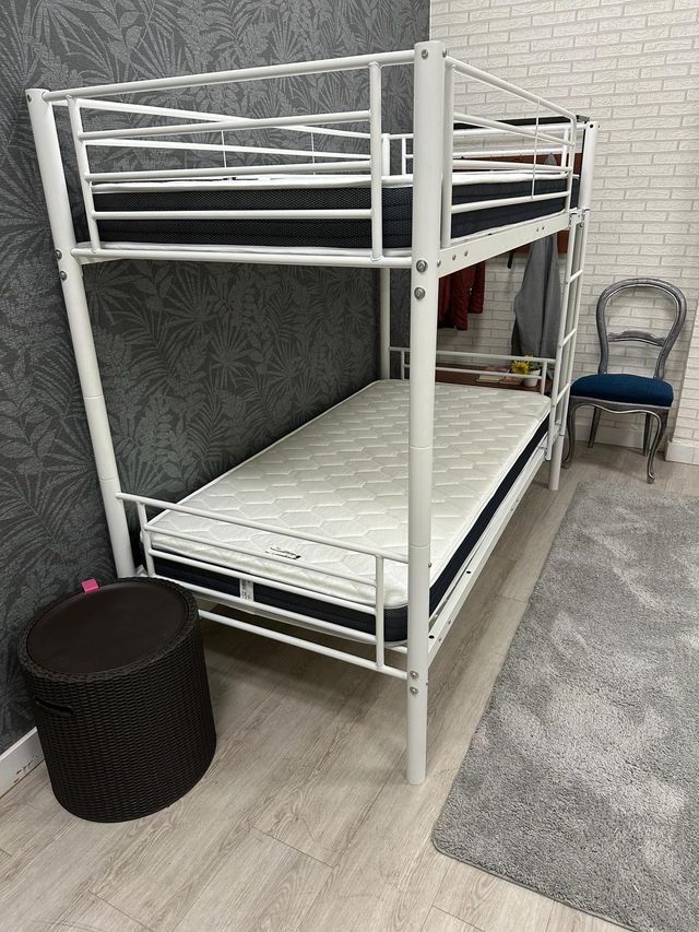 Litera metálica blanca