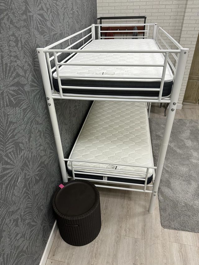 Litera metálica blanca