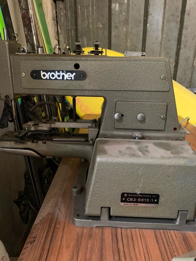 Máquina de coser botones Brother CB3-B913-1
