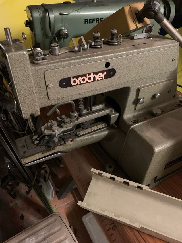 Máquina de coser botones Brother CB3-B913-1