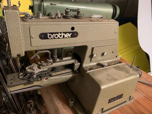 Máquina de coser botones Brother CB3-B913-1
