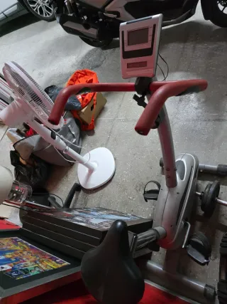 Bicicleta Estática Gris y Roja