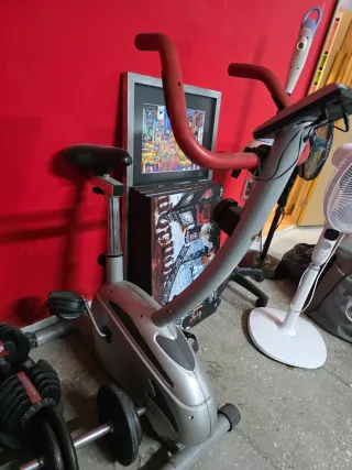 Bicicleta Estática Gris y Roja