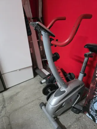 Bicicleta Estática Gris y Roja