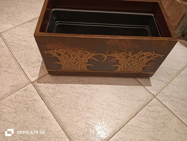 Macetero decorativo marrón y dorado