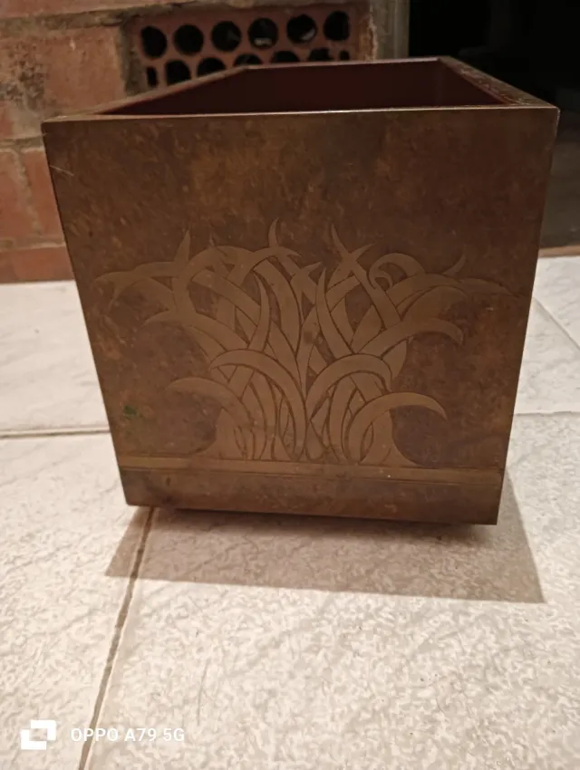 Macetero decorativo marrón y dorado