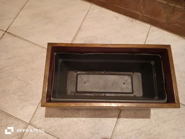 Macetero decorativo marrón y dorado