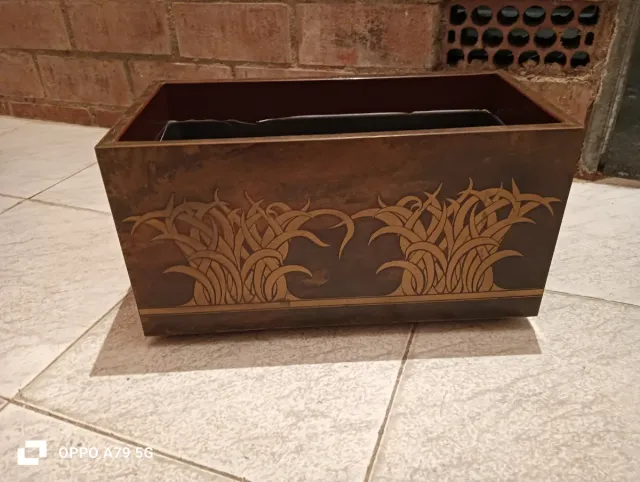 Macetero decorativo marrón y dorado