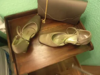 Juego fiesta: Zapatos y cartera color Camel