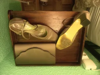 Juego fiesta: Zapatos y cartera color Camel