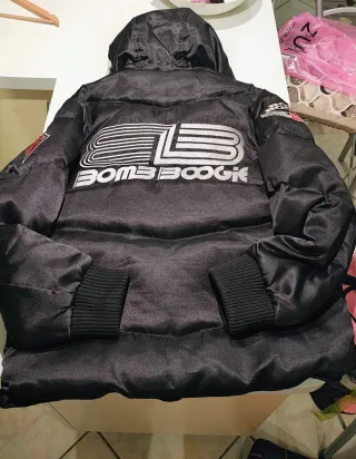 Piumino nero con cappuccio