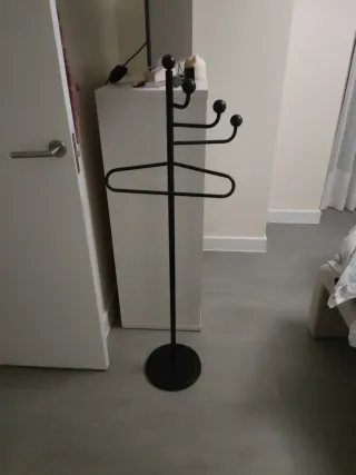 Perchero de pie negro