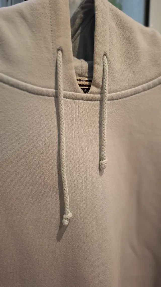 Sudadera beige con capucha