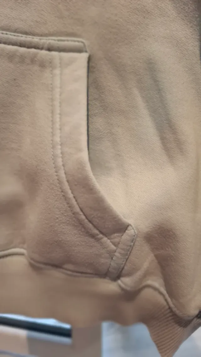 Sudadera beige con capucha