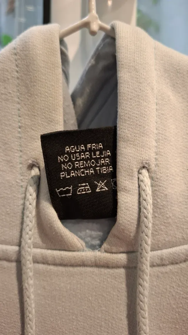 Sudadera beige con capucha