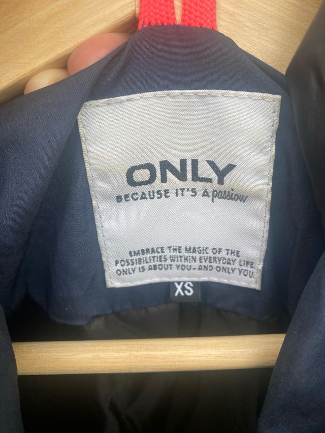 Chaqueta Only azul acolchada