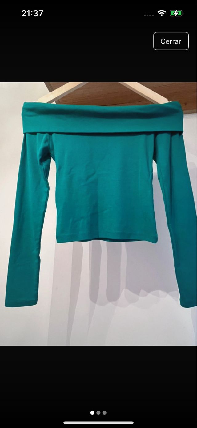 Camisa Stradivarius verde hombros descubiertos